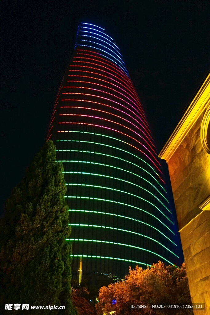 夜晚绚丽灯光装饰的高楼