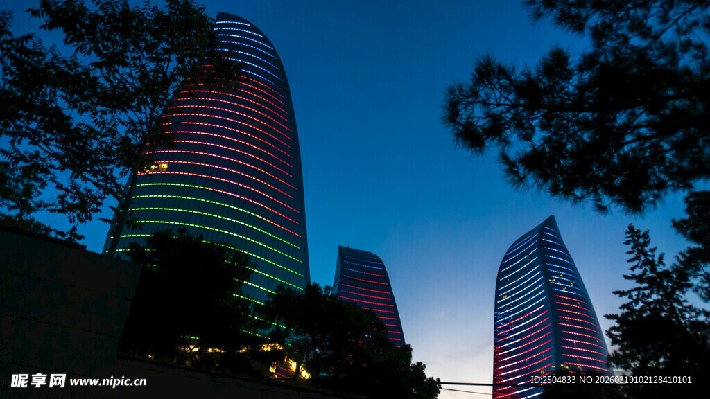 夜幕下的绚丽摩天大楼