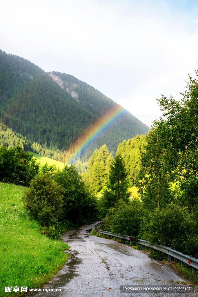 山间公路上的绚丽彩虹