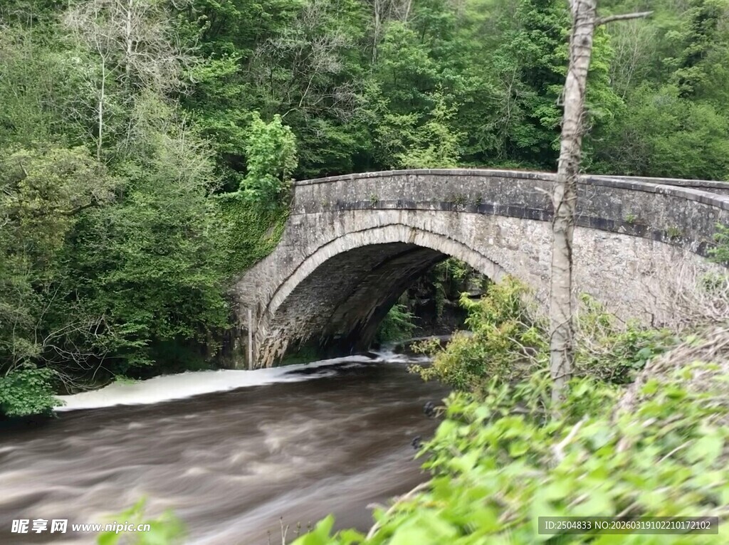 石拱桥横跨湍急溪流