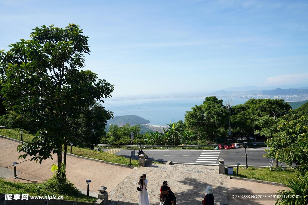 公园湖畔漫步景致