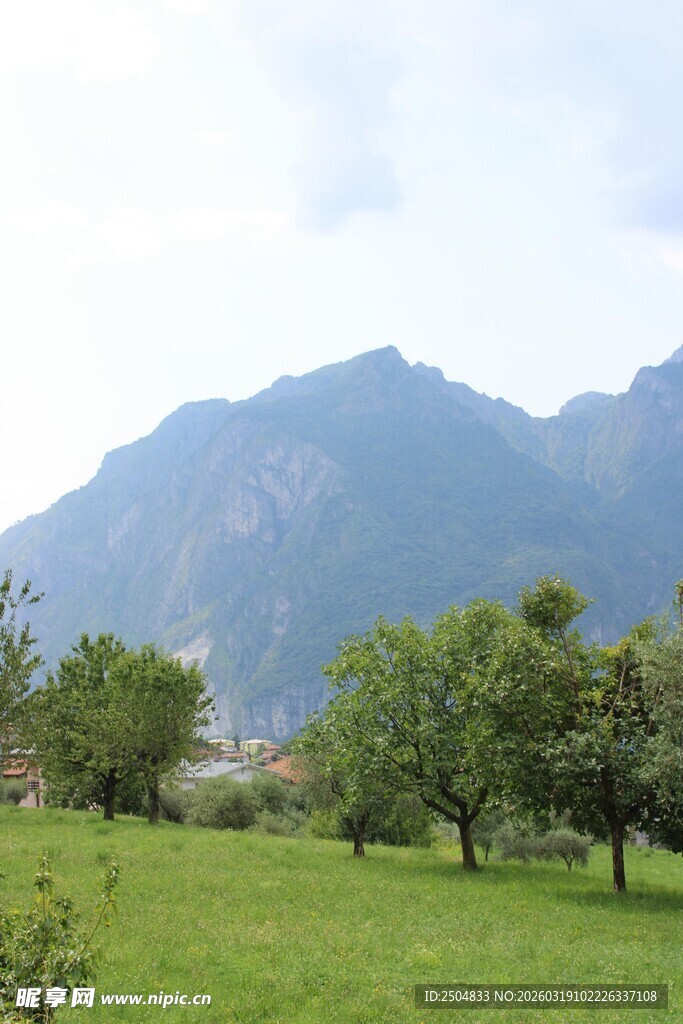 青山绿野间的静谧风光