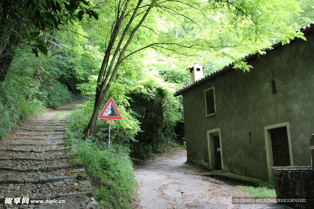 山间小径旁的古朴小屋