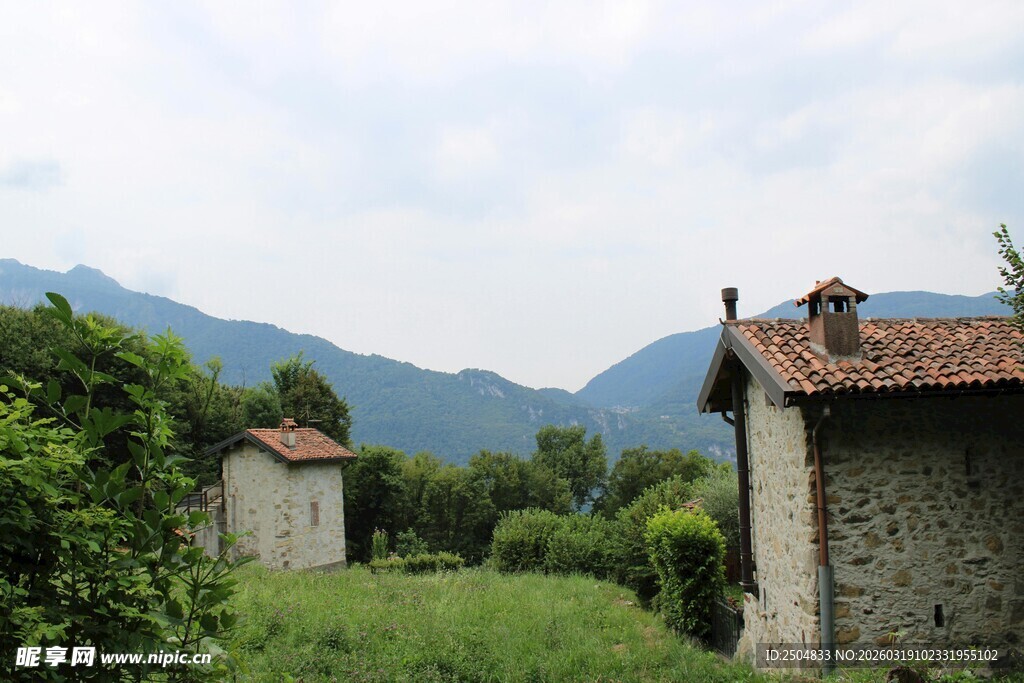 乡村石屋 远山绿意环绕