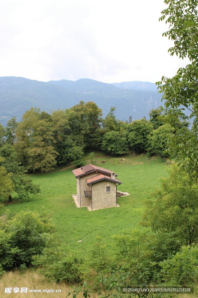 山间小屋静立绿野之中