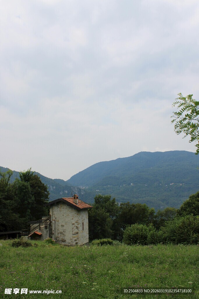 田野中的小屋与远山
