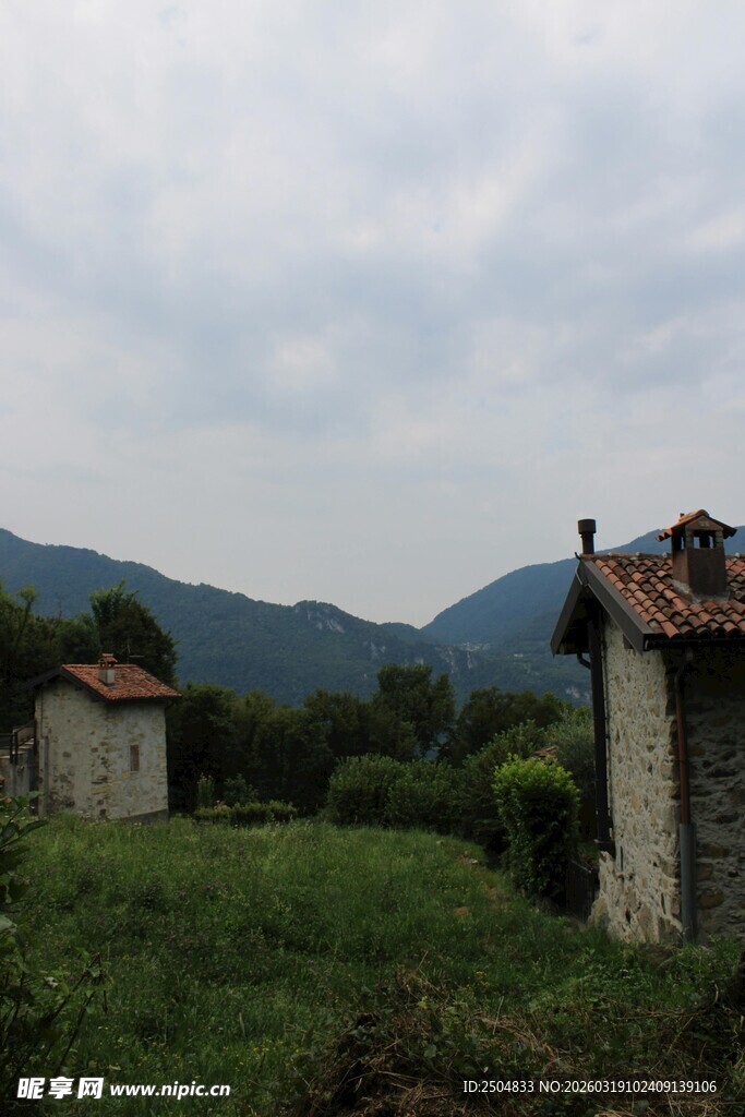 山间旧屋 绿野环绕