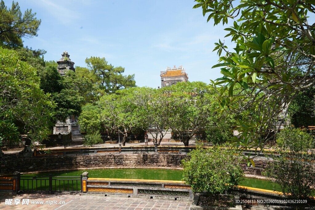 古遗迹旁绿意盎然的景致