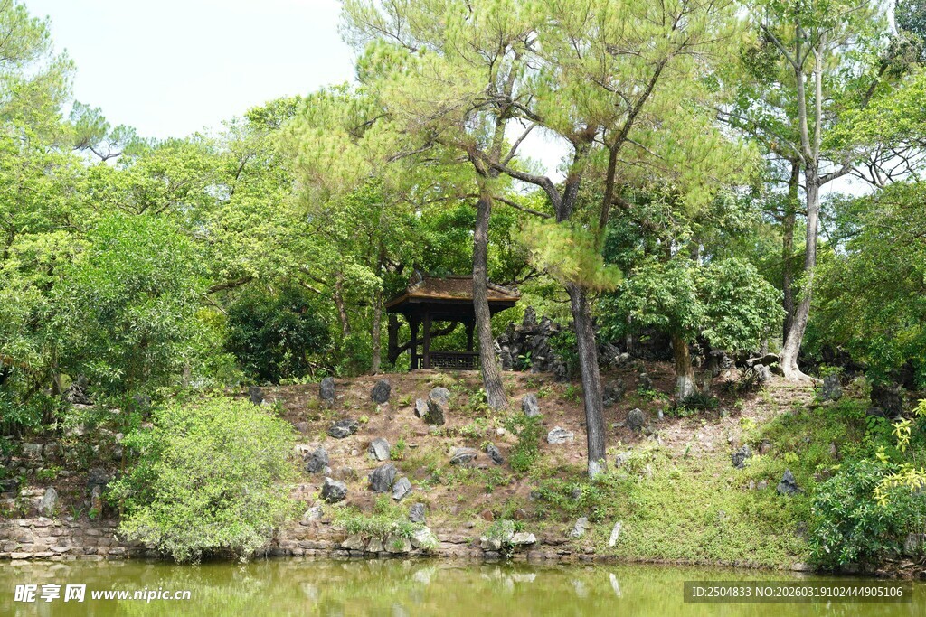 河畔绿树环绕的隐秘小屋