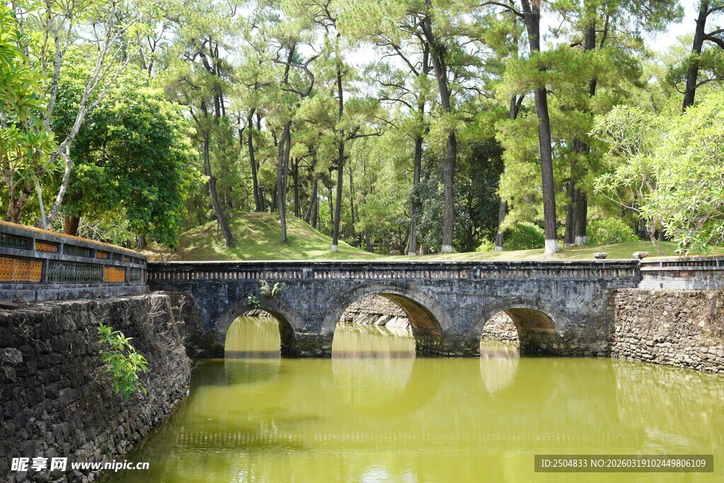 古桥横跨绿水映树林