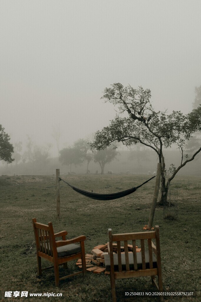 雾中闲适户外休憩场景