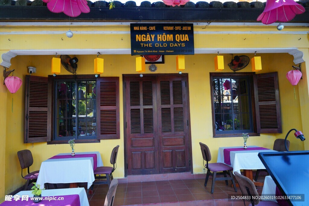黄色建筑前的户外桌椅布置
