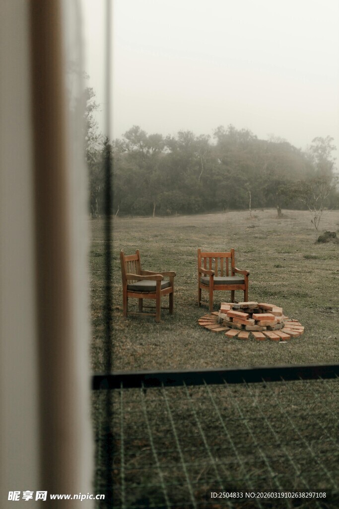 窗外庭院桌椅与木柴景致