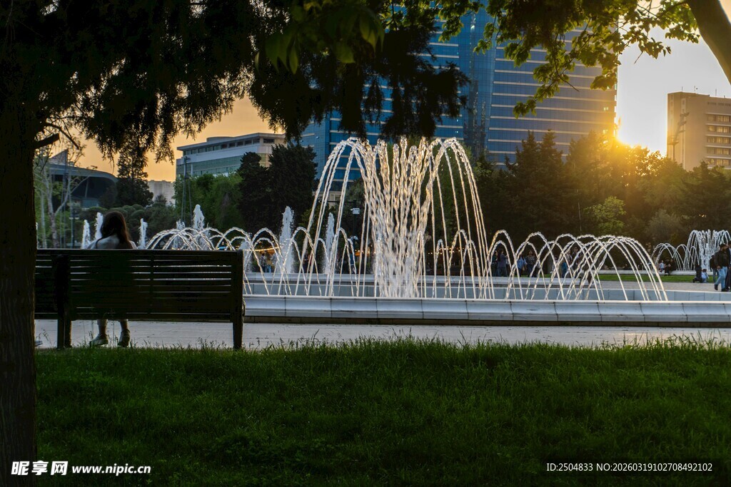 城市喷泉在夕阳下的美景