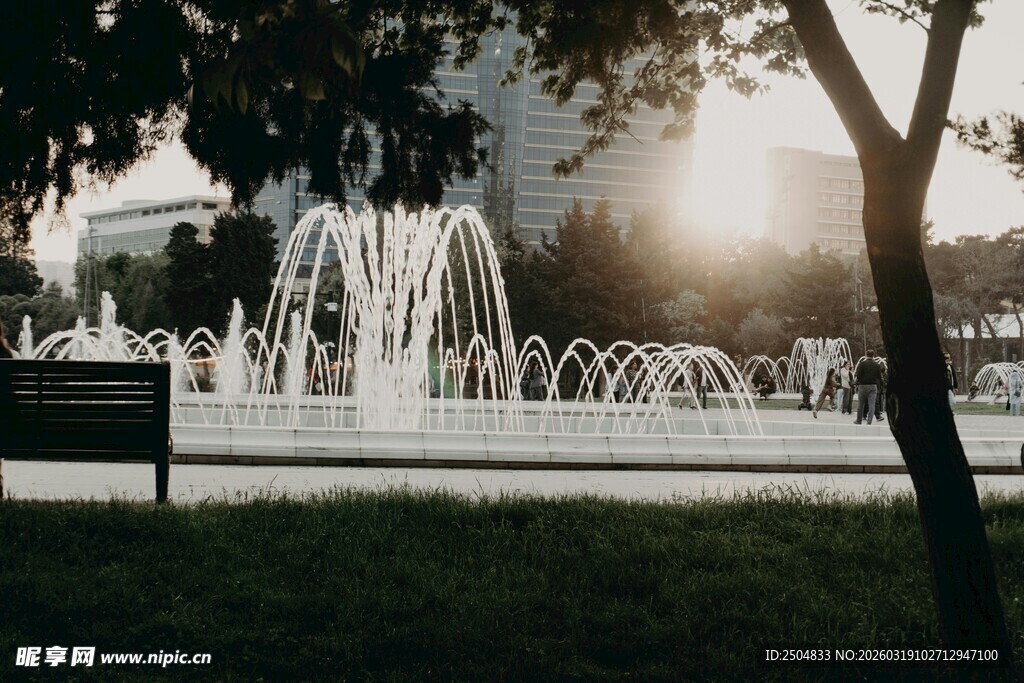 城市公园中的喷泉景观