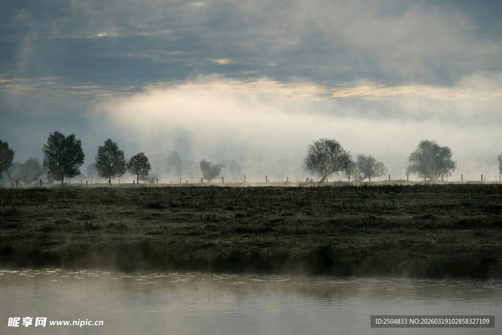 湖畔树影 云雾缭绕之景