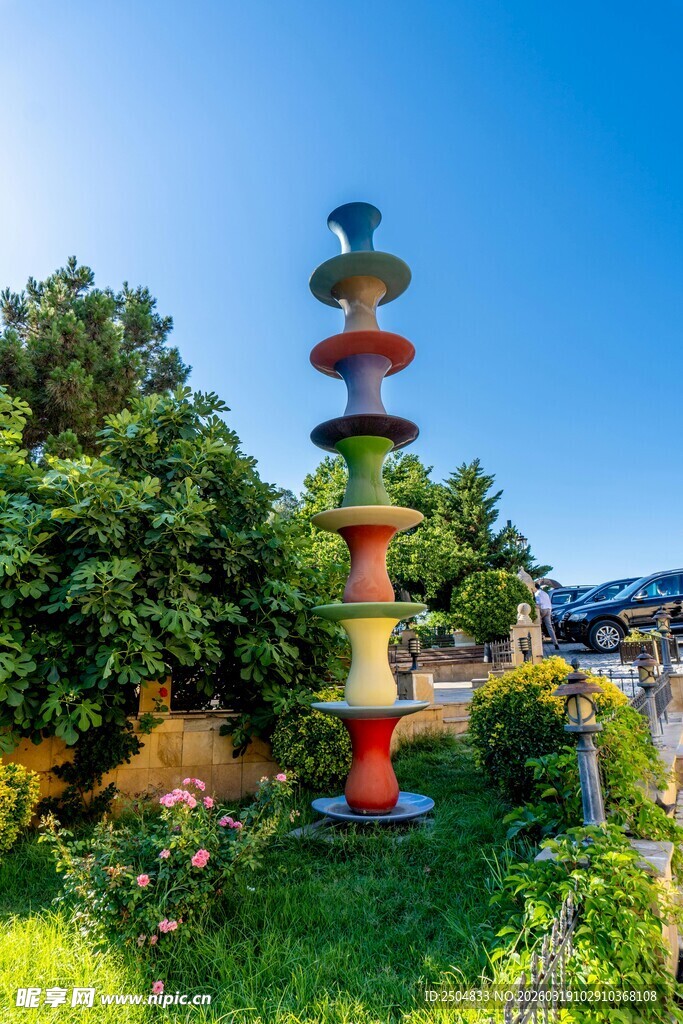 多彩塔立于绿意盎然花园
