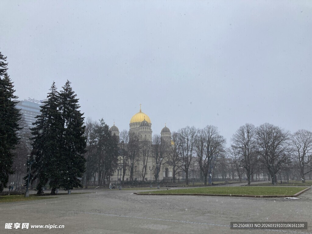冬日公园中的金色圆顶建筑