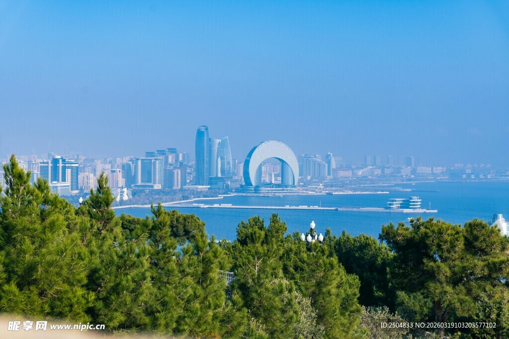 海滨城市风光远眺