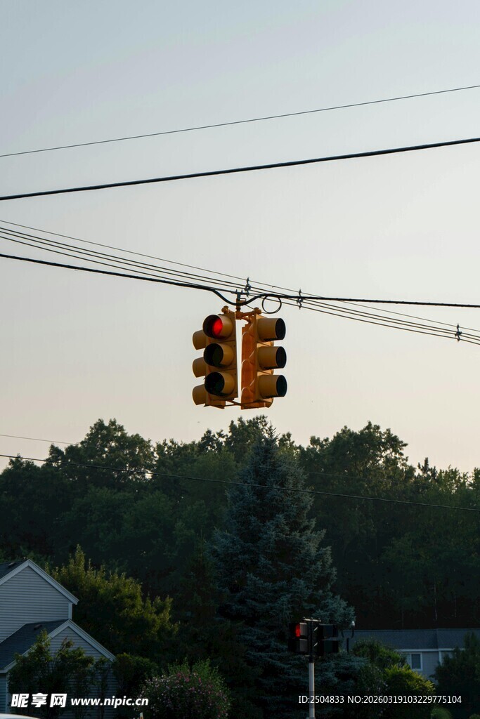 黄昏下的交通信号灯