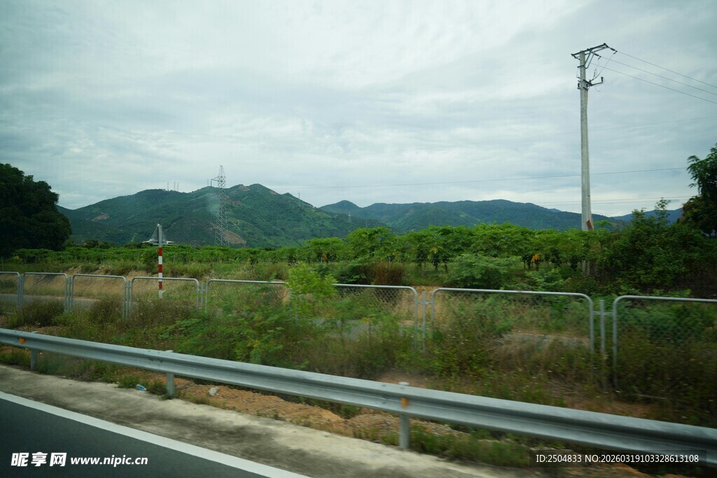 公路旁的山野风光