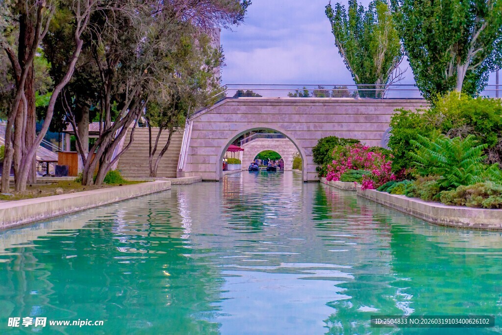 美丽拱桥下的清澈水道