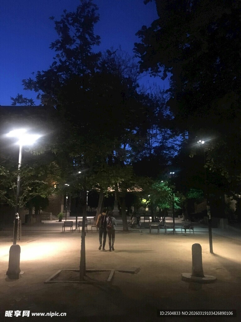 夜晚公园的明亮休闲场景