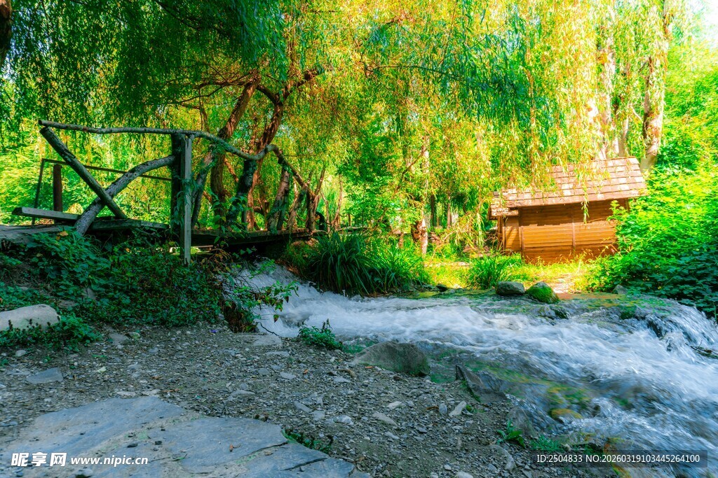 山林间的潺潺溪流与小屋