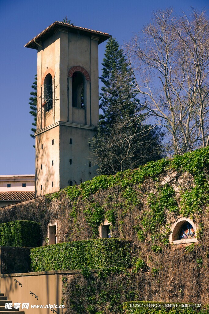 古老钟楼被绿植环绕