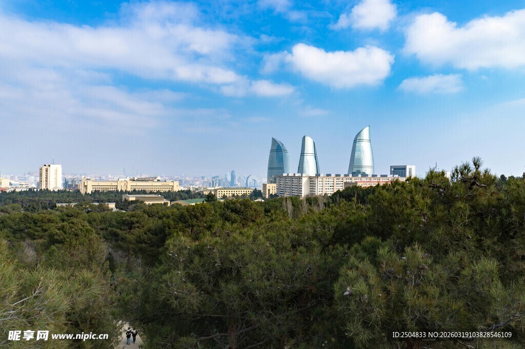 城市天际线与葱郁树林景观