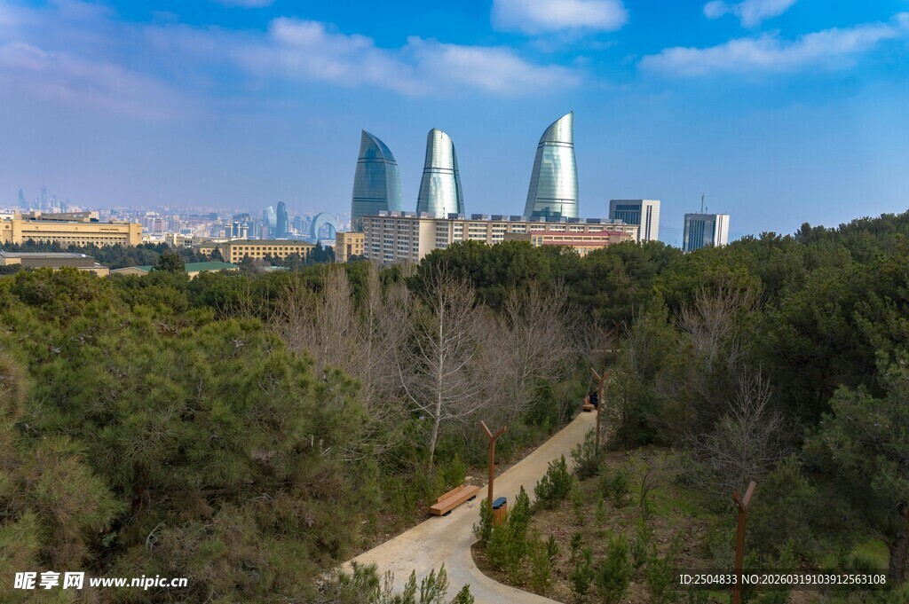 巴库火焰塔与周边自然景观