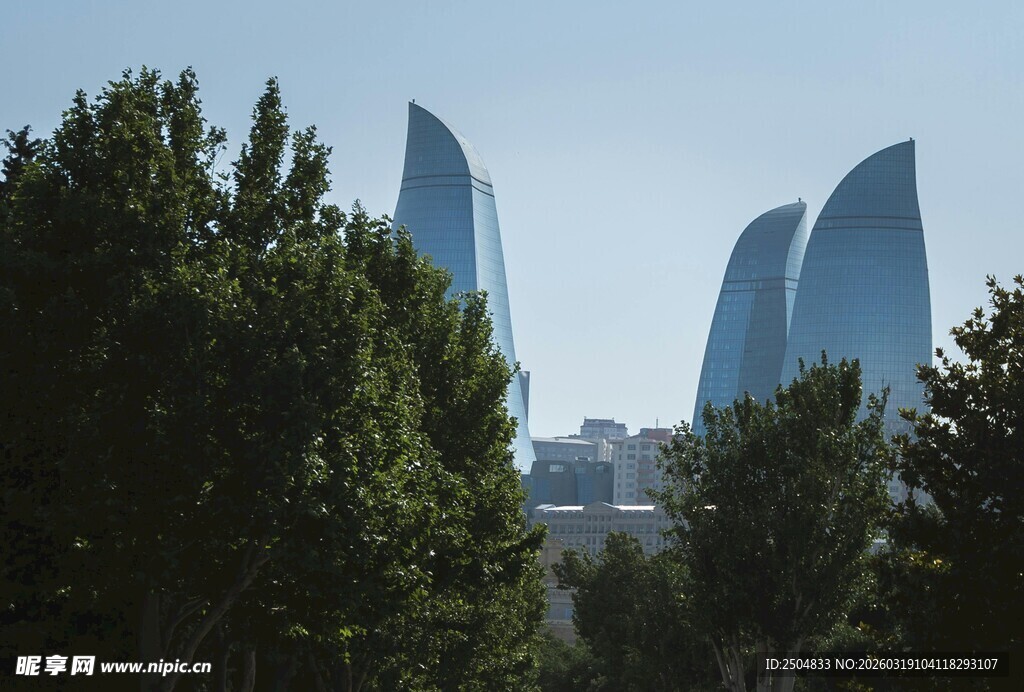 巴库火焰塔与绿树景观