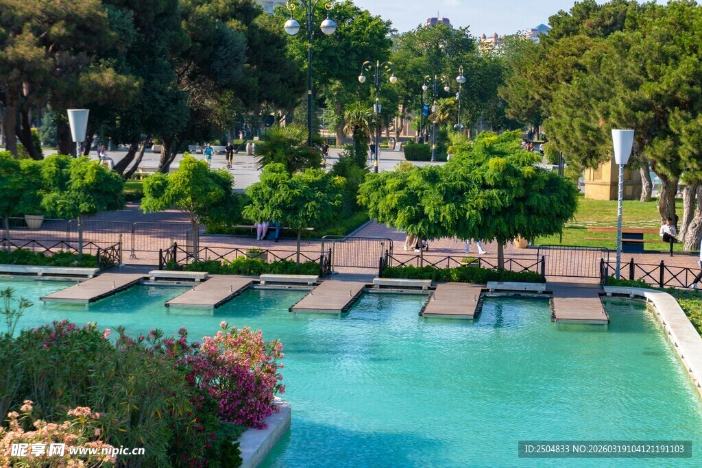 户外泳池及周边休闲景致