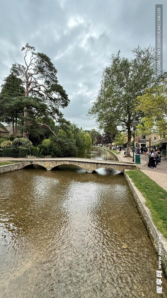 公园内宁静的小河景观