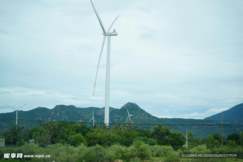 山间矗立的大型风力发电机