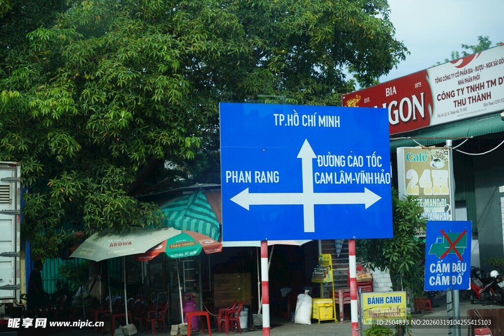 道路指示牌指引前行方向