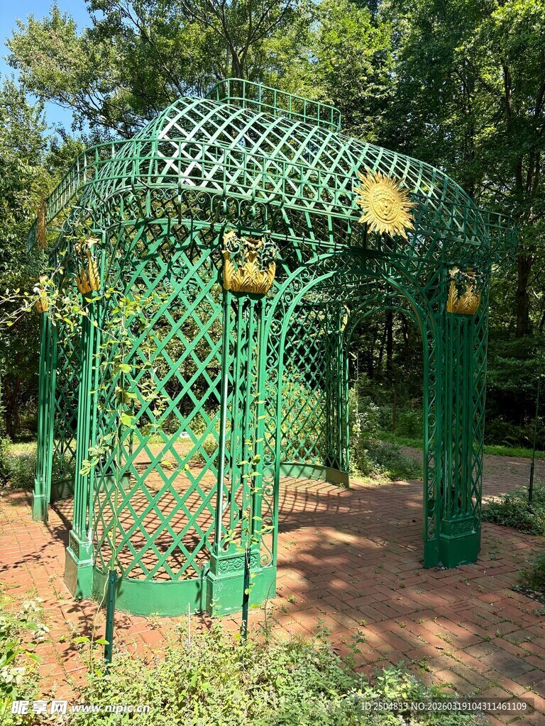绿色铁艺凉亭 自然景致