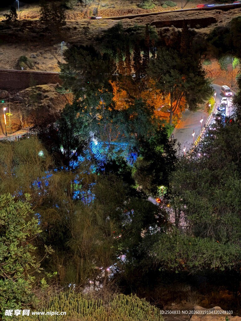 俯瞰山间村落夜景