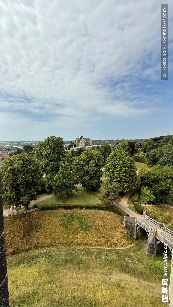 乡村田野间的石桥风景