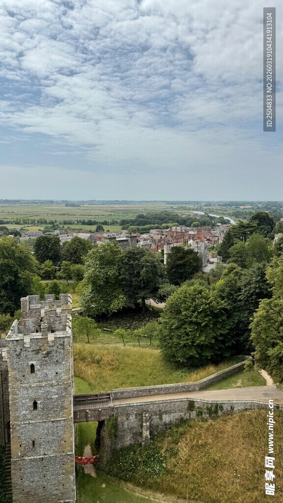 古老城堡与乡村风光