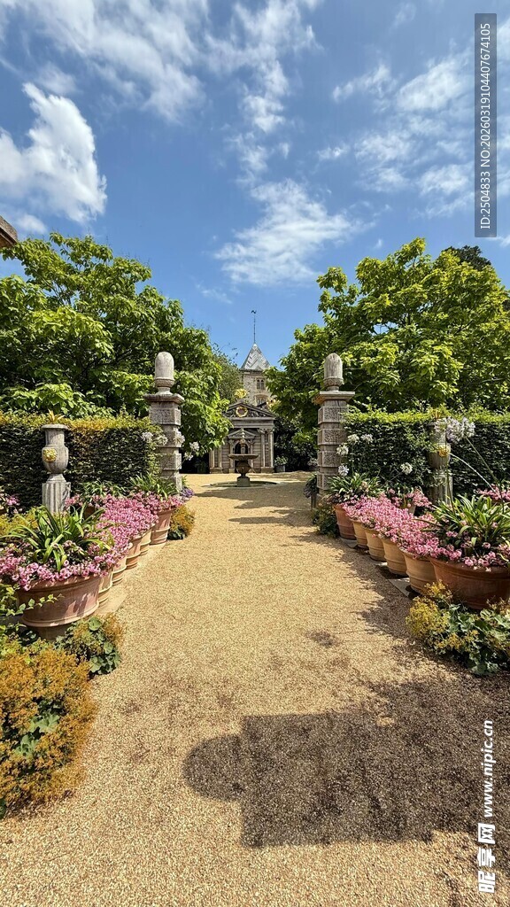 美丽花园小径 繁花相伴