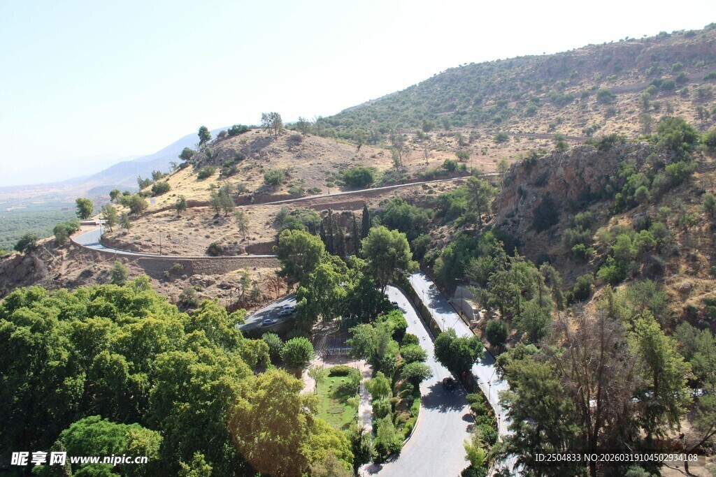 山间观景台望远镜俯瞰景色