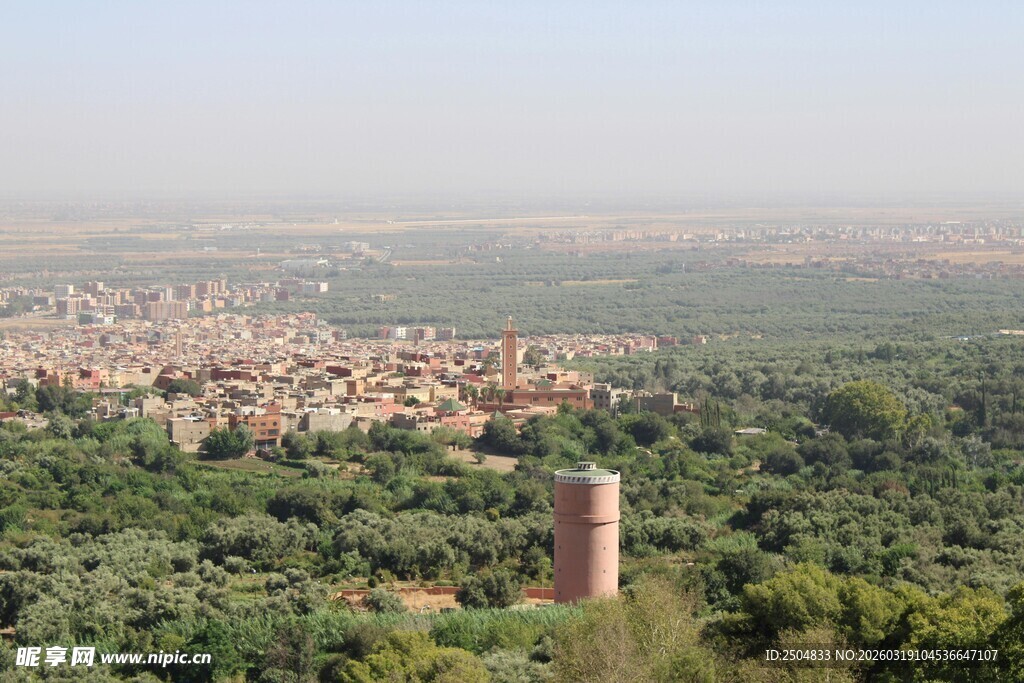 俯瞰绿树环绕的古老建筑