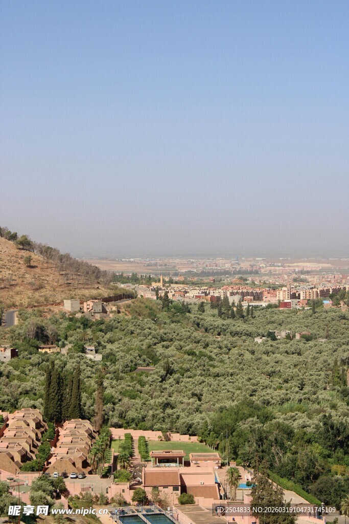 俯瞰绿意盎然的村落景观