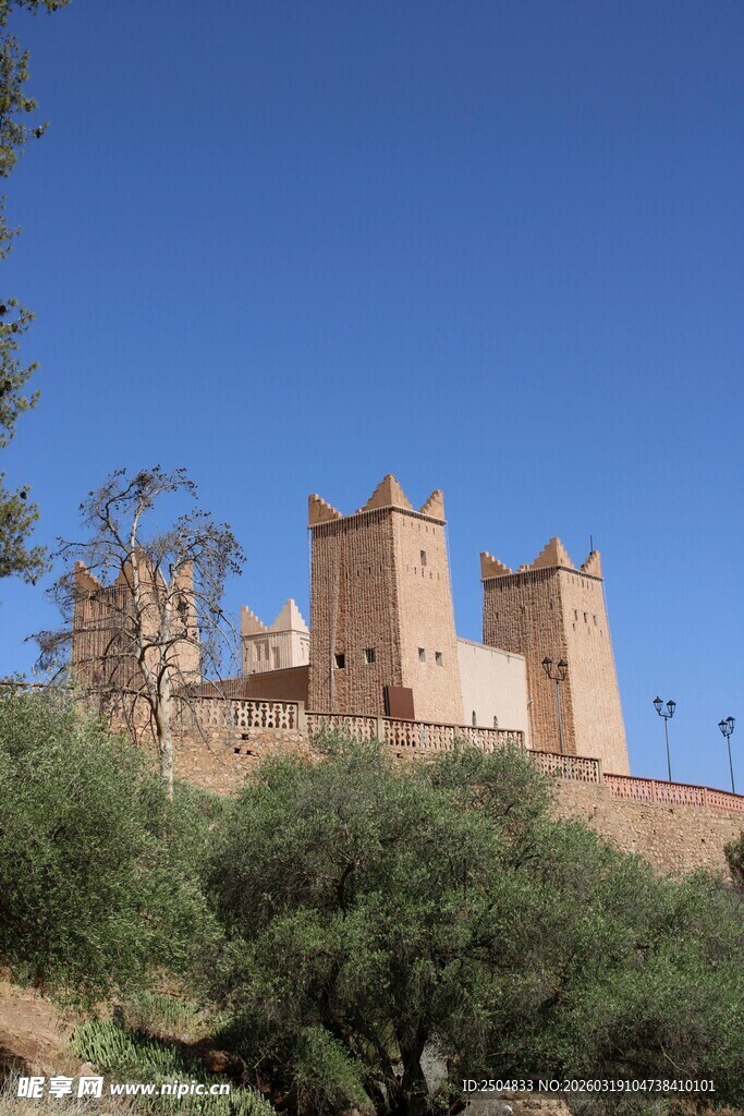  漠中的古老城堡