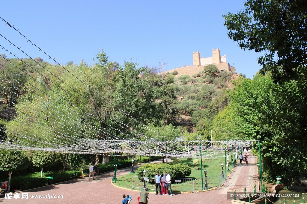 花园景观中的城堡远景