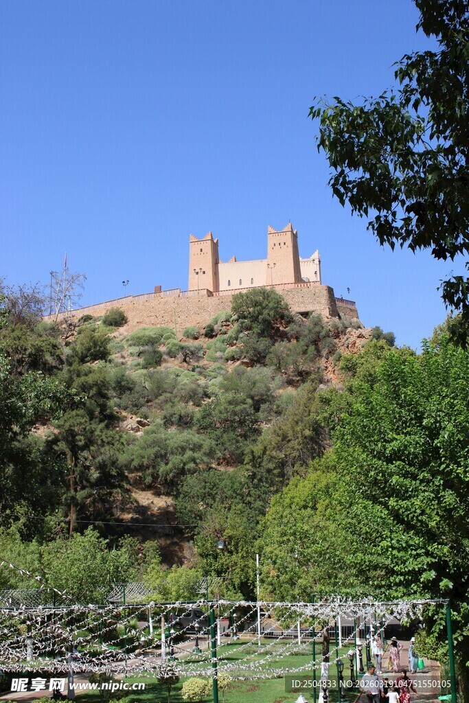 山丘上的古老城堡建筑