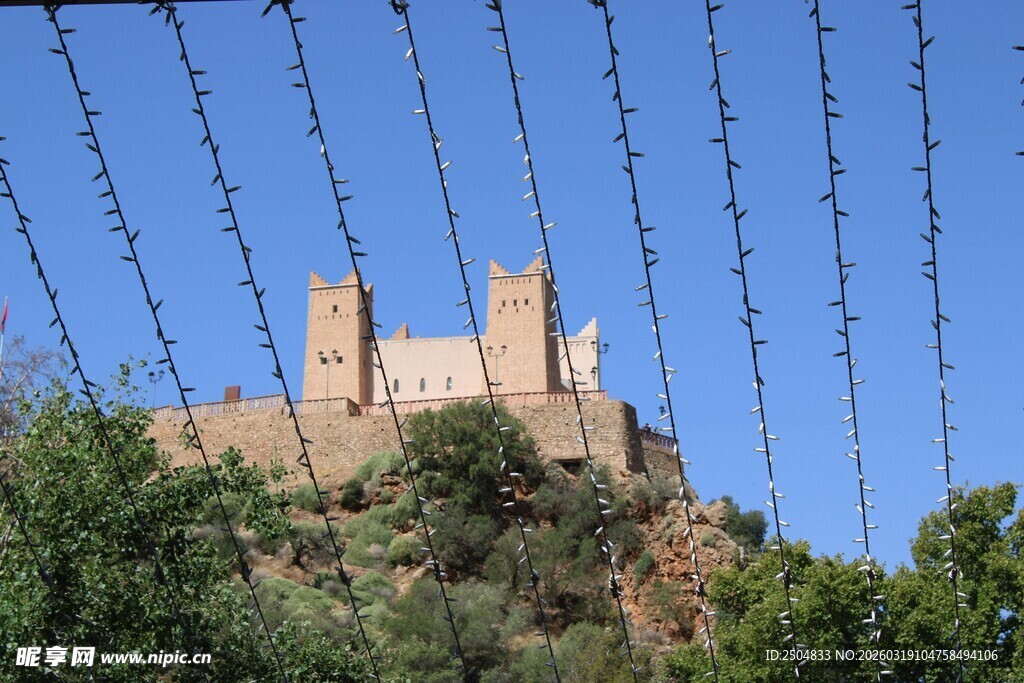 山顶古堡 蓝天绿树环绕