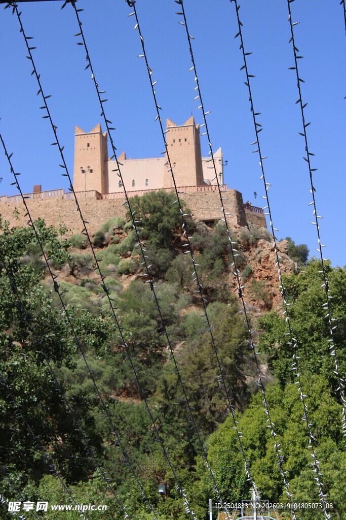 山顶古堡 掩映绿树蓝天间