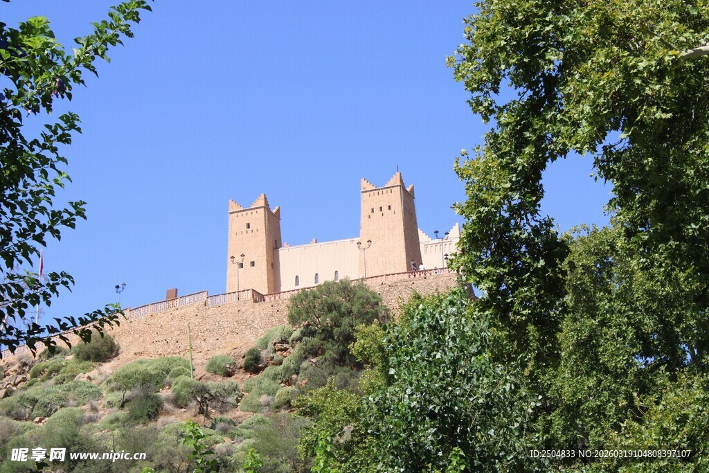 山丘上的古老城堡